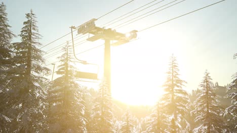Leerer-Skilift.-Sessellift-Silhouette-Auf-Einem-Hohen-Berg-über-Dem-Wald-Bei-Sonnenuntergang